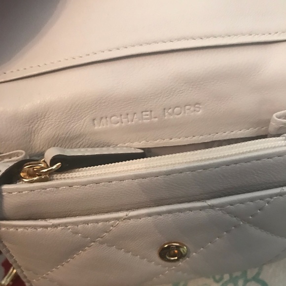 Michael Kors Keychain Wallet - Picture 4 of 8